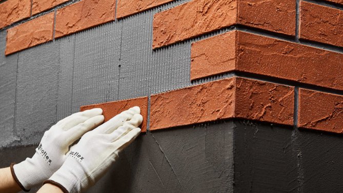 Set slips according to the established bonding of bricks on wet adhesive, evenly pressing, with proper joints (10-12mm)