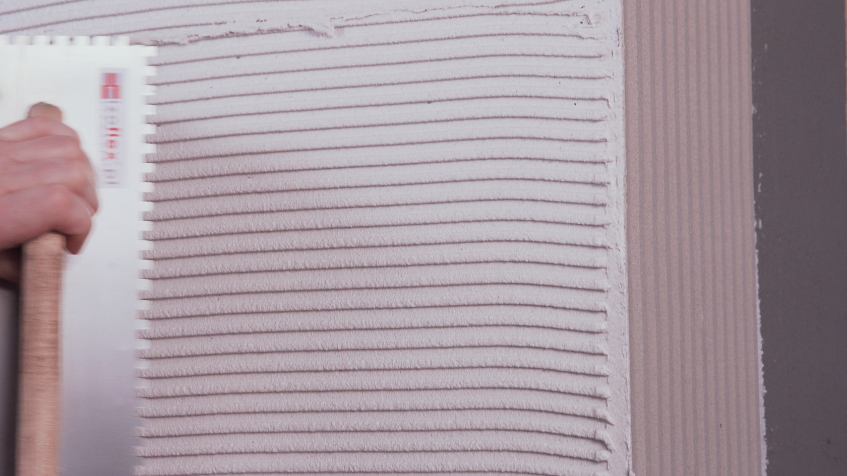 Apply IZOFLEX-LK adhesive using a notched trowel with 6x6 mm teeth, perpendicular to the direction of tile installation.
